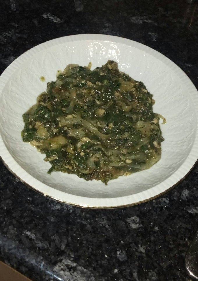 Una foto de Espinacas con yuca y cebolla
