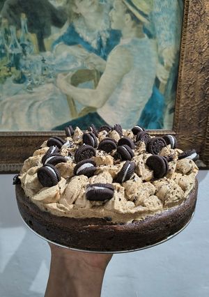 Una foto de Torta brownie con oreo 🍫🍪
