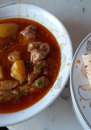 A picture of Dhagi alu chicken.