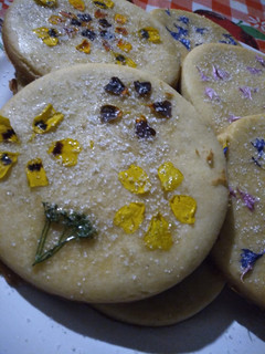 Una foto de Galletas de Mezquite con flores comestibles
