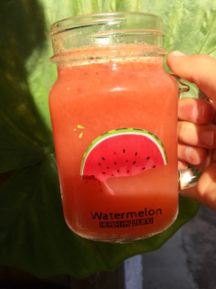 Una foto de Jugo de naranja y frutilla 🍹🍊🍓