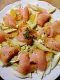 Salmone affumicato su letto di finocchi, arancia, avocado, e granella di pistacchi