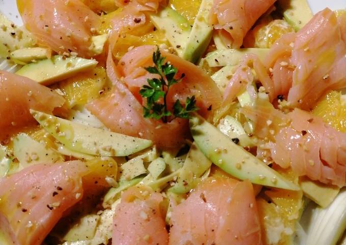 Insalata di Salmone Fresco Scottato con Avocado e Semi Misti - su