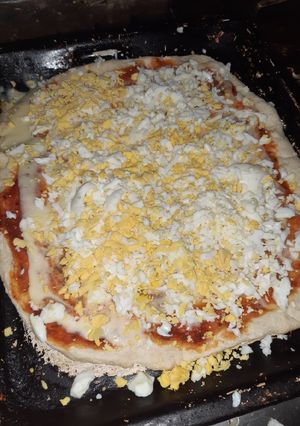 Una foto de Pizza casera con huevo