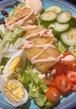 A picture of Fish fillet cobb salad.