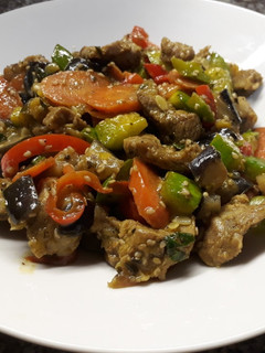 Una foto de Wok de bondiola y verduras