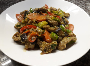 Una foto de Wok de bondiola y verduras