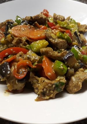 Una foto de Wok de bondiola y verduras