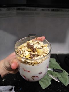 Una foto de Kéfir con fresas y muesly