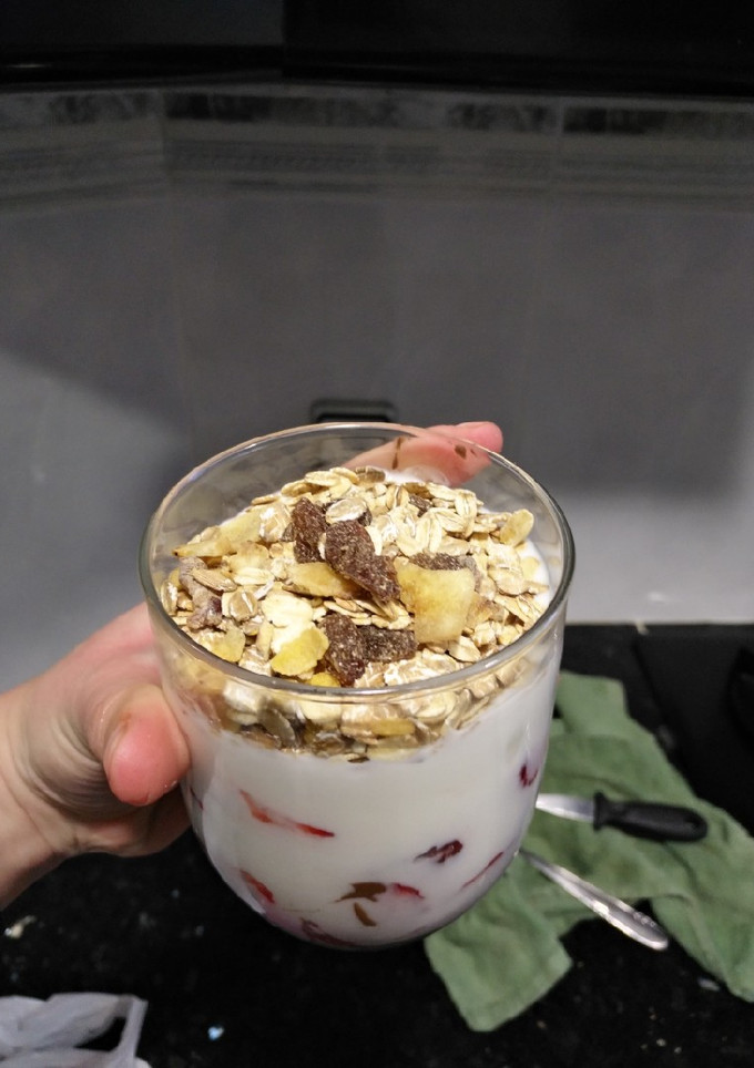 Una foto de Kéfir con fresas y muesly