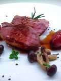 Petto d'anatra con pioppini e scalogni caramellati