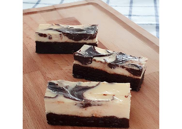 Cara Gampang Menyiapkan Swirl Choco-Cheese Brownies Anti Gagal