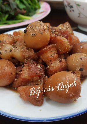 Hình của món Thịt ba chỉ kho trứng cút.