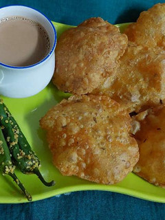 જીરા મસાલા લોચા પૂરી (Jeera Masala Locha Poori Recipe In Gujarati) રેસીપી મુખ્ય ફોટો