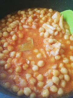 Una foto de Bacalao desmigado con garbanzos