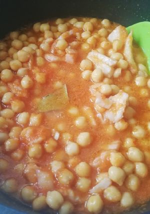 Una foto de Bacalao desmigado con garbanzos