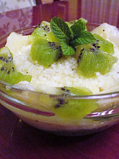 Una foto de Boles de cous cous con kiwis y peras