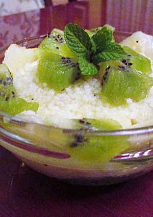 Una foto de Boles de cous cous con kiwis y peras