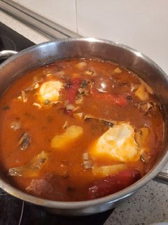 Una foto de Guiso de bacalao, sepia y huevos