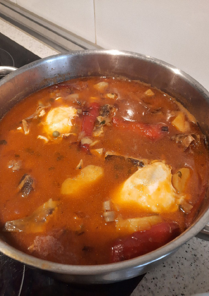 Una foto de Guiso de bacalao, sepia y huevos
