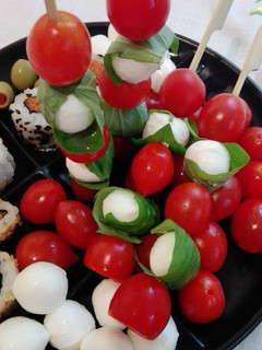 Una foto de Brochetas de tomate y mozzarella