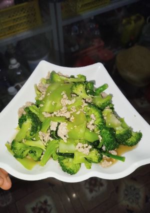 Hình của món Súp lơ xanh xào thịt băm.