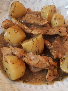 Una foto de Pavo con salsa de sidra y patatas
