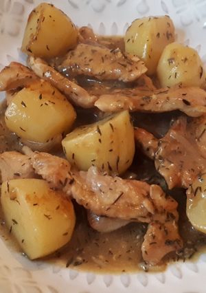 Una foto de Pavo con salsa de sidra y patatas