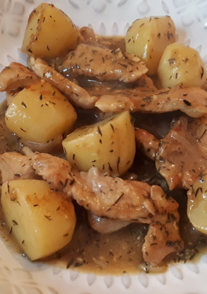 Una foto de Pavo con salsa de sidra y patatas