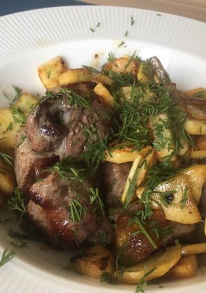 A picture of Diced beef with yellow zucchini 🌵.