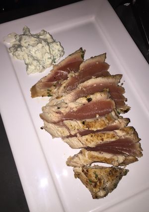 Una foto de Atún sellado con cilantro y limón