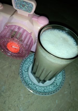 A picture of Pista banana milkshake.