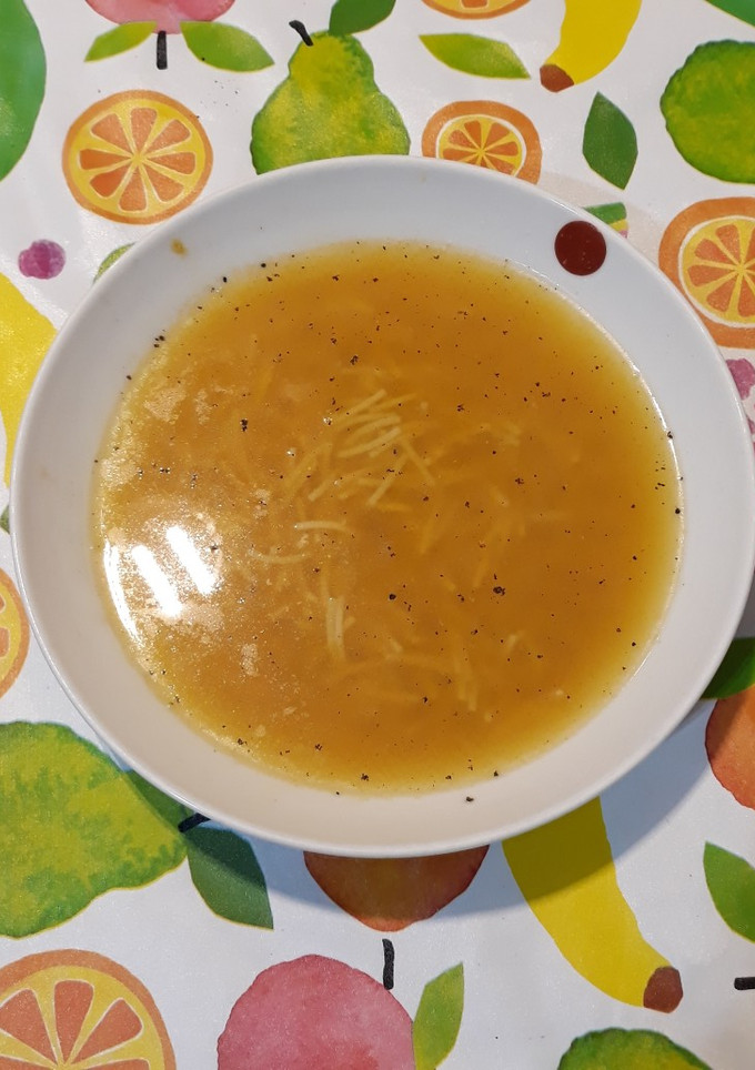Una foto de Sopa de col y navo con jamón y fideos de verduras