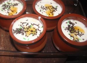 Una foto de Natillas de chufa, yogur y menestra de fruta