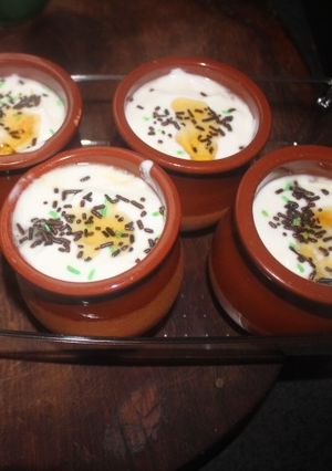 Una foto de Natillas de chufa, yogur y menestra de fruta