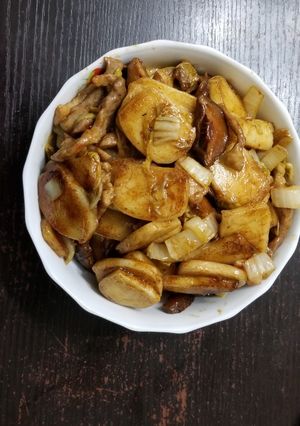 A picture of Shanghainese pan fried rice cake 上海炒年糕.