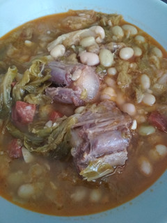 Una foto de Pochas con berza y rabo de ternera