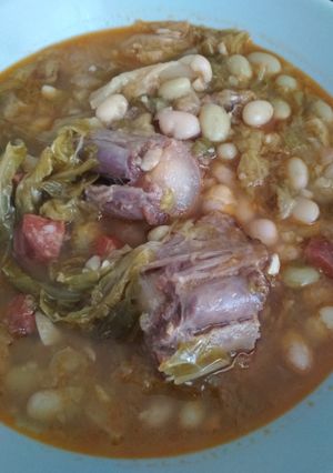 Una foto de Pochas con berza y rabo de ternera