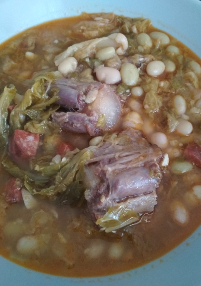 Una foto de Pochas con berza y rabo de ternera