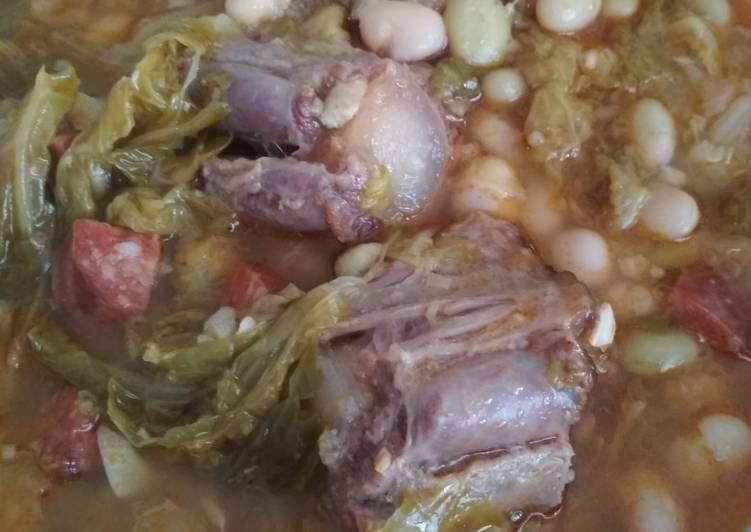 Pochas con berza y rabo de ternera