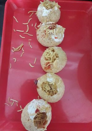 A picture of Sev puri.