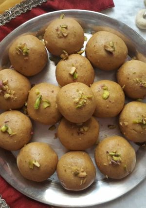 A picture of Danedar Besan Ladoo.