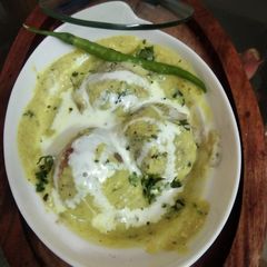 A picture of Malai kofta in white gravy.