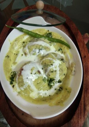 A picture of Malai kofta in white gravy.