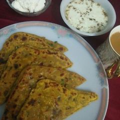 A picture of Dal paratha/ lentil stuffed paratha.