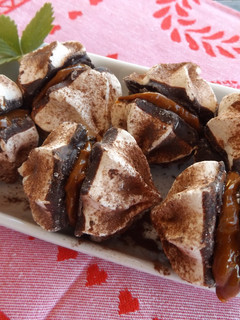 Una foto de Merengues con chocolate rellenos de dulce de leche