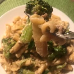 A picture of Pasta with white sauceمعكرونة بالصلصة البيضاء.