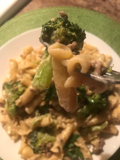 A picture of Pasta with white sauceمعكرونة بالصلصة البيضاء.