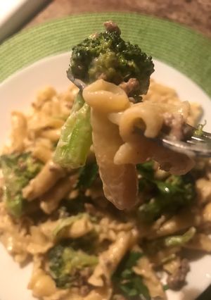 A picture of Pasta with white sauceمعكرونة بالصلصة البيضاء.