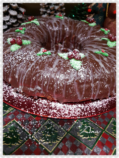 Una foto de Roscón de Reyes con cobertura de dos chocolates